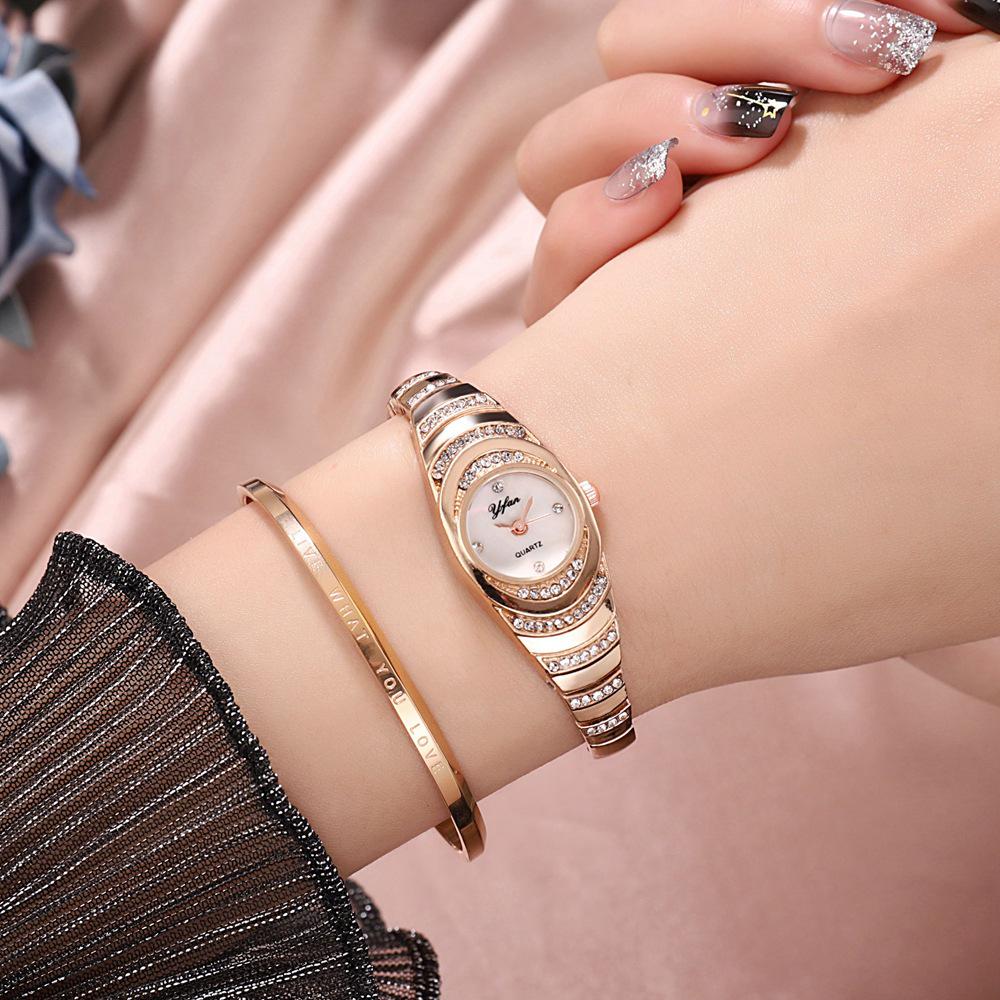 Montre bracelet ovale pour femme avec accents de diamants