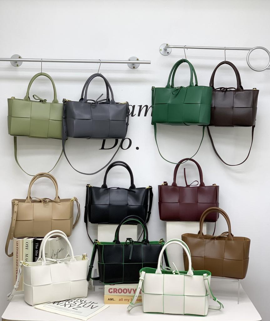 Cross-border hot-selling 28CM cowhide woven portable tote bag, genuine leather handbag, commuting versatile single shoulder messenger women's bag