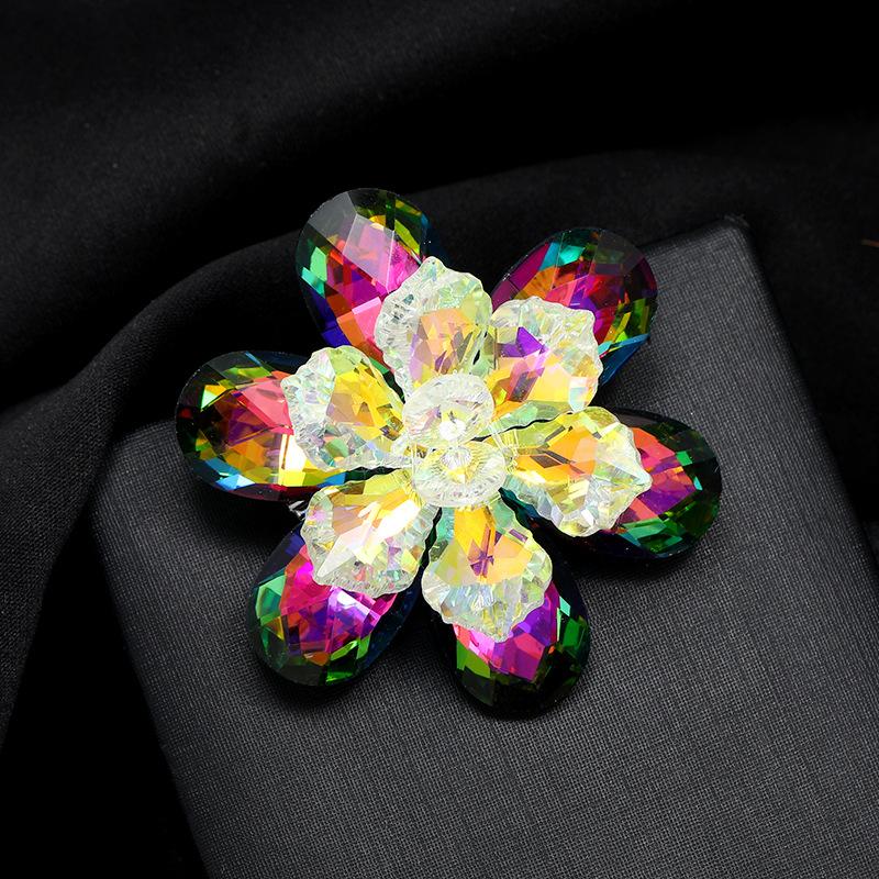 

Роскошная брошь-цветок из яркого хрусталя высокого класса, женская, с индивидуальностью, сияющая, с темпераментом, булавка, нишевая, высококлассная, декоративная корсажная брошь