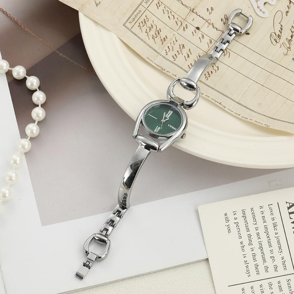 Vintage Round Bracelet Watch Elegant Luxury Quartz Watch Metal Gift Bracelet Quartz Watch Women