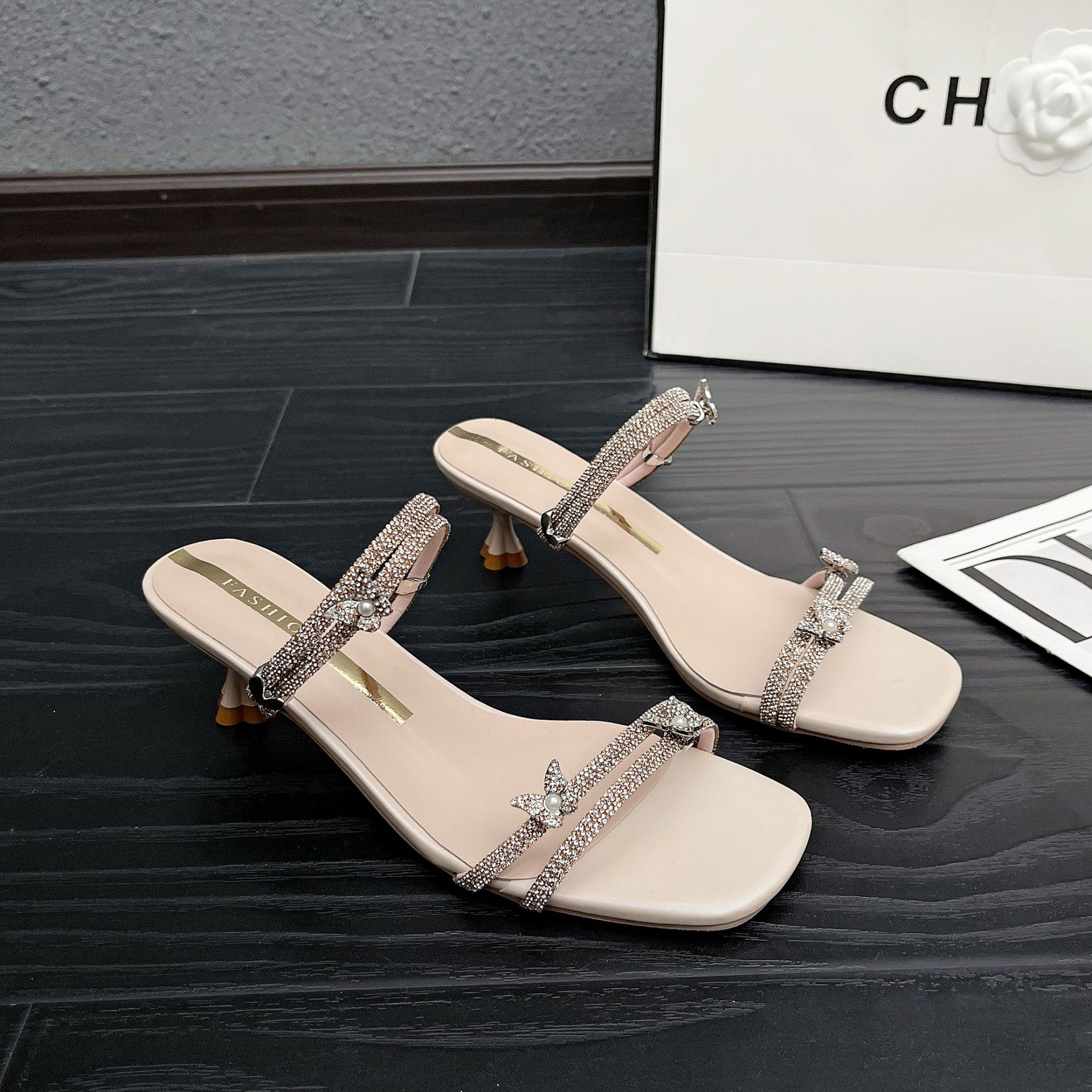 

Rhinestone casual sandals women s summer 2025 new models with skirt temperament French open-toed beautiful thick heels cool slippers outside wear 35