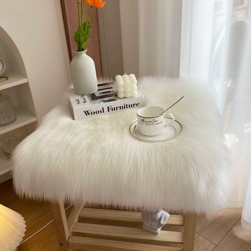 Set di Tappetino da Comodino e Cuscino per Sedia in Peluche Finta Lana