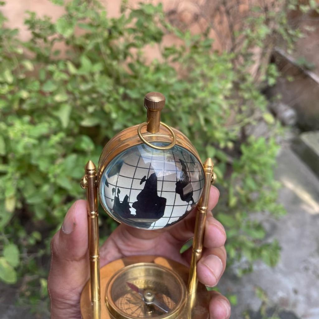 Maritim Skrivbordsklocka med Kompass Mini Fickfinish: Tid och Riktning i Ett.