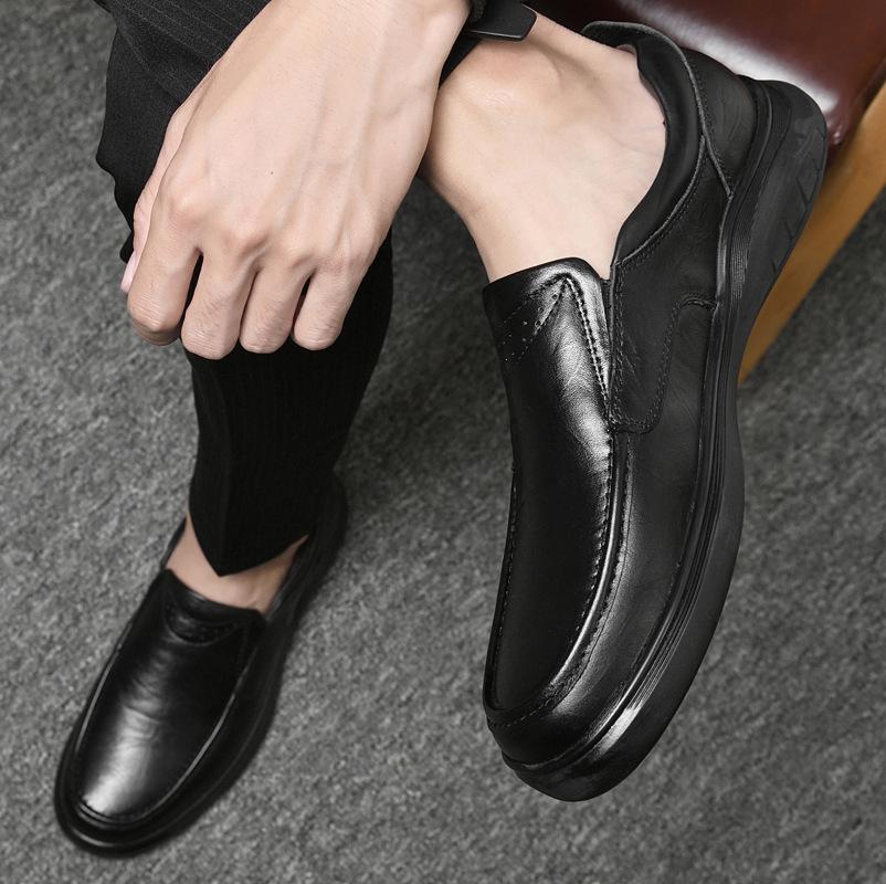 

Men s shoes 2025 summer new middle-aged men s simple style lazy one-pedal soft-soled waterproof and wear-resistant casual leather shoes 37