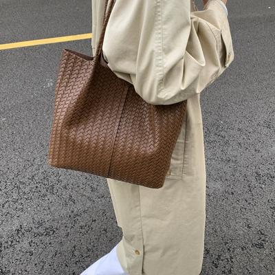 Simple and Large-capacity Woven Shoulder Bag Women's 2025 Autumn and Winter Niche Soft Leather Versatile Commuter Underarm Mother Bag