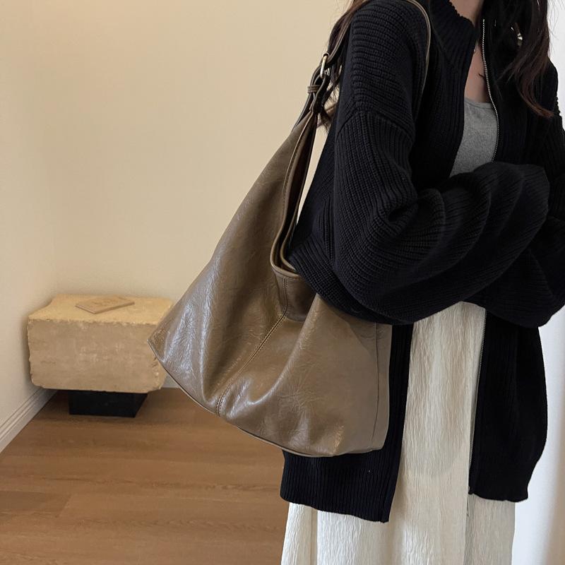 

Эта большая одноплечевая сумка-тоут — модная, стильная и универсальная повседневная сумка-ведро для поездок на работу.