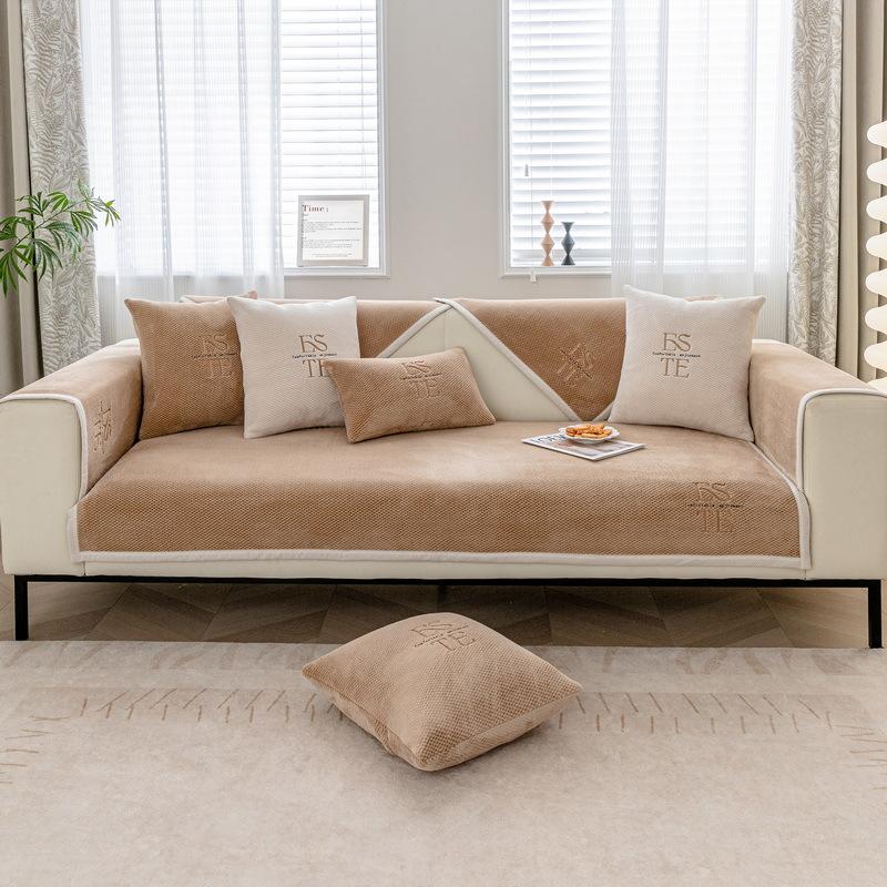 Зимняя молочная бархатная подушка для дивана — фото 6