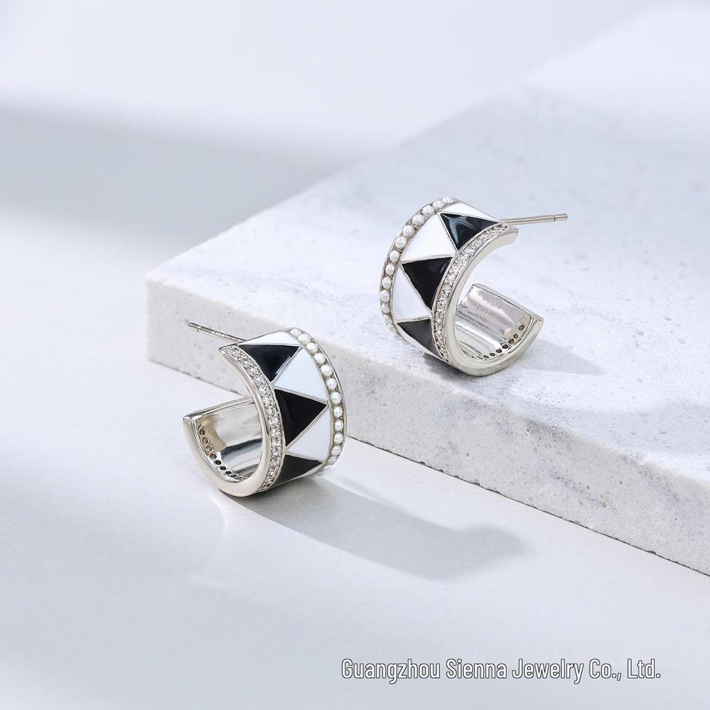 Boucles d'oreilles Puces Rétro Design Belge Émail Noir et Blanc Plaqué Or Zirconium Perle