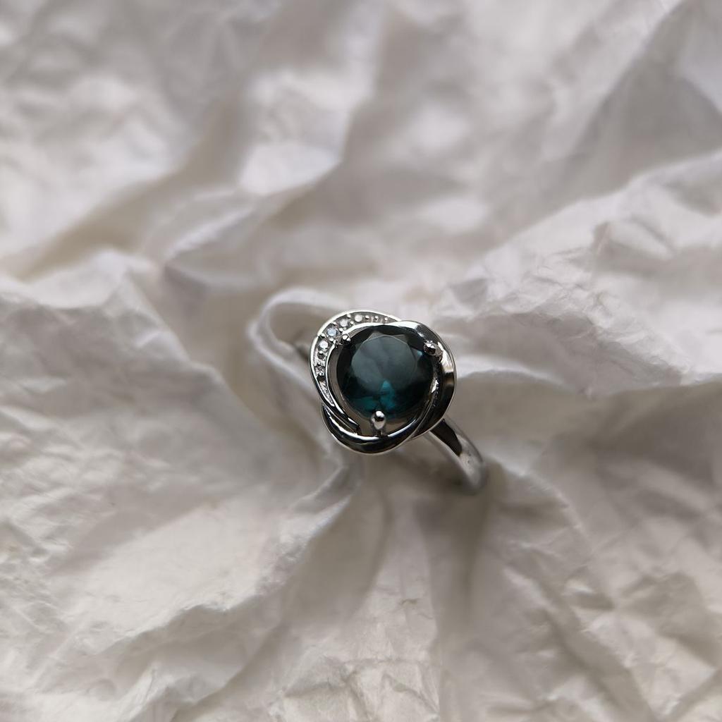 Серебряное кольцо с топазом Лондон Блю 1.091ct, фианитами, вес изделия 3,05 гр (2178026)