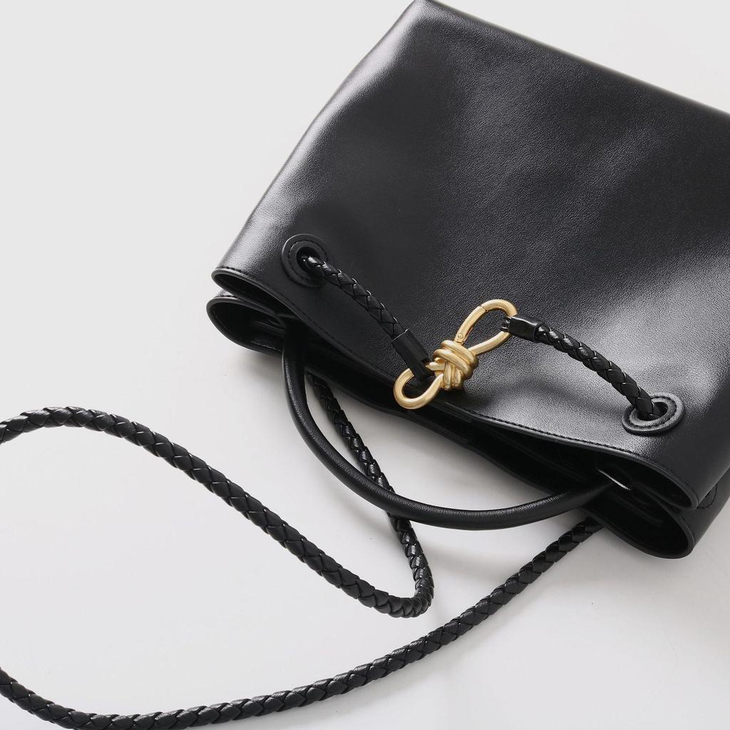 2025 Kabelka z pravé kůže: Vysoce kvalitní hovězí kůže, kovová provazová přezka, všestranná taška přes rameno