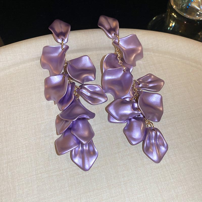 Übertriebene lange Stahlohrringe mit Rosenblüten: Schickes, gesichtsschlankes Design mit europäischem und amerikanischem Flair