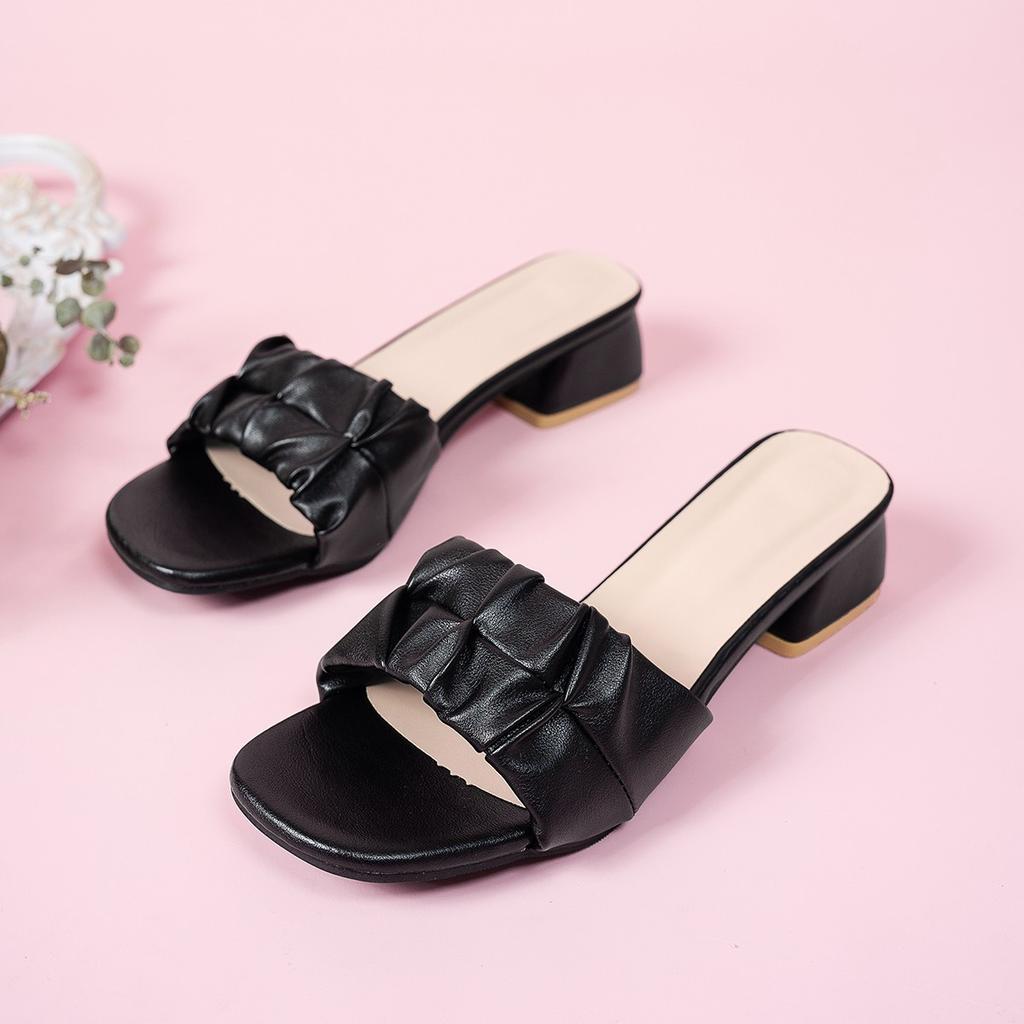 2025 Sommer neue europäische und amerikanische Retro-Plissee-Lederoberfläche Zehenfrei Dicke Ferse Outdoor-Bekleidung Große Größe Ein-Wort-Sandalen Damenschuhe