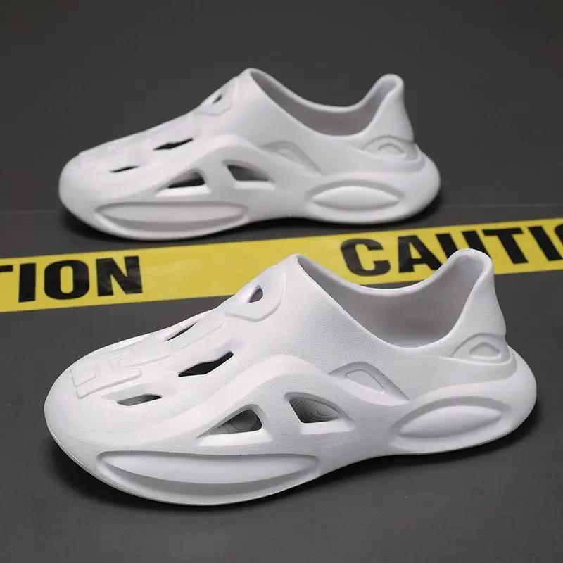 Fashion Hole Shoes for Men Odorproof Daily Use Barefoot 39 Stylish Japanese New Fashion Design 2025 Casual Non-slip Adult Man Sandals