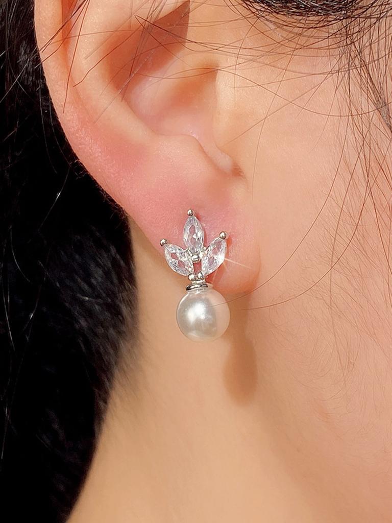 European and American women's fashionable and simple pearl earrings with personality, sweet and creative temperament, versatile earrings