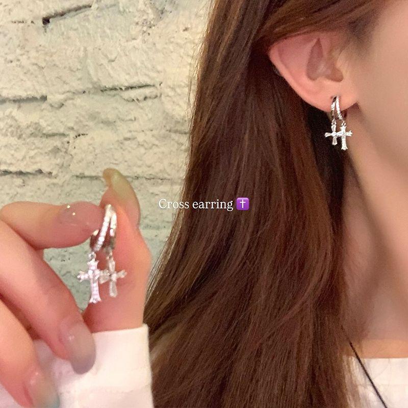 

Super Flash Zircon Double Cross Eardrop Earring Female Accessible Luxury Fancy Elegant Ear Studs Earrings Unique Design Earrings A pair of flash zirconium double cross earrings