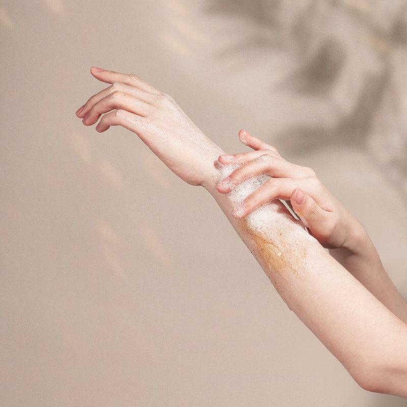 [KUNDAL] Eau Thermale Scrub Body Wash 500ml