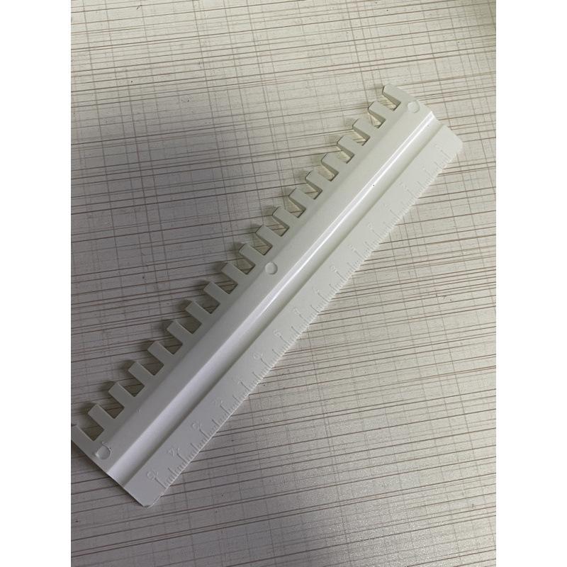 Knitting Machine Yarn Feeder with Needle Picker and Pusher Plate