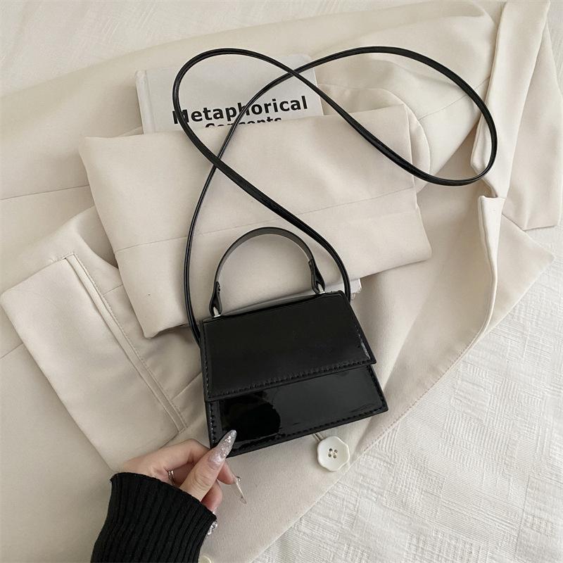Nova bolsa quadrada pequena e popular para o dia a dia, bolsa de ombro e transversal com temperamento simples, bolsa feminina versátil de cor sólida