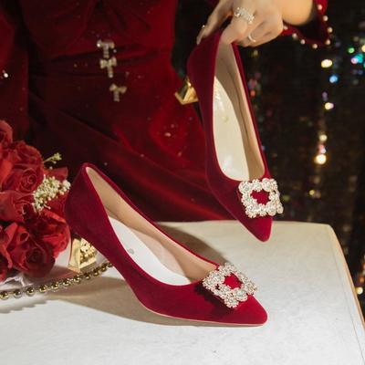 Versão coreana de sapatos de casamento de salto grosso de nicho, sapatos de noiva, vestido de noiva Xiuhe 2024, novos modelos não cansam os pés, salto alto de casamento chinês