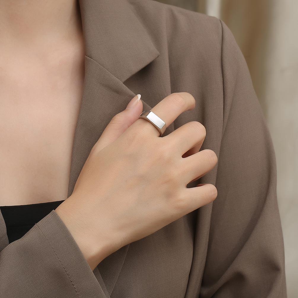 Minimalistický unisex signetový prsten z titanové oceli s hladkým kroužkem