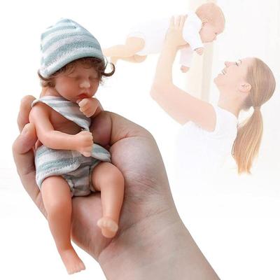 Bambole del bambino rinato in silicone Sorriso Baby Doll Realistica Mini bambola appena nata Anti-stress Realistica 3D Tonalità della pelle Giocattolo Regalo