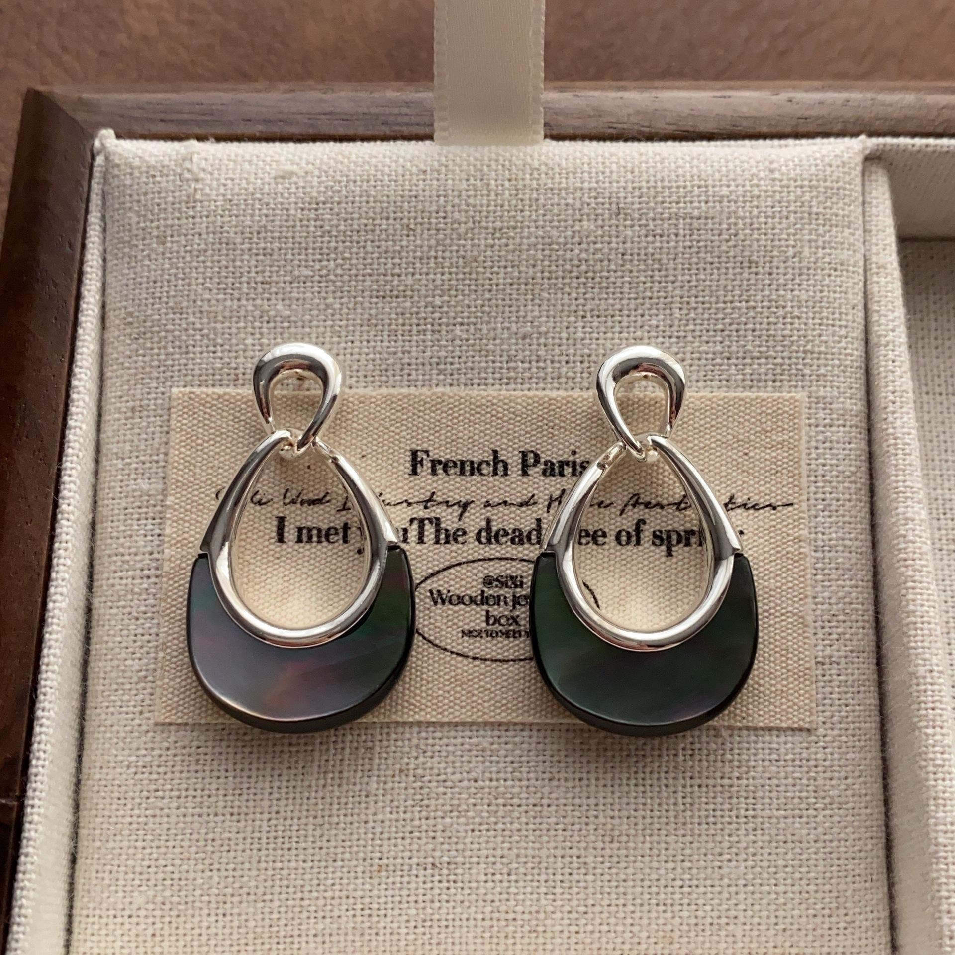 

French minimalist water drop-shaped fritillary earrings, retro high-end sense, smart vitality earrings, fashionable and exquisite niche earrings.