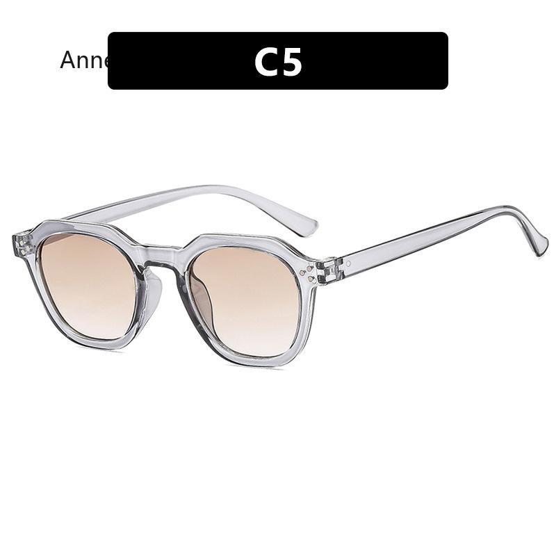 

Fashion Square Sunglasses Women Clear Ocean Lens Shades UV400 Men Retro Rivets Decoration Sun Glasses Lentes De Sol Mujer