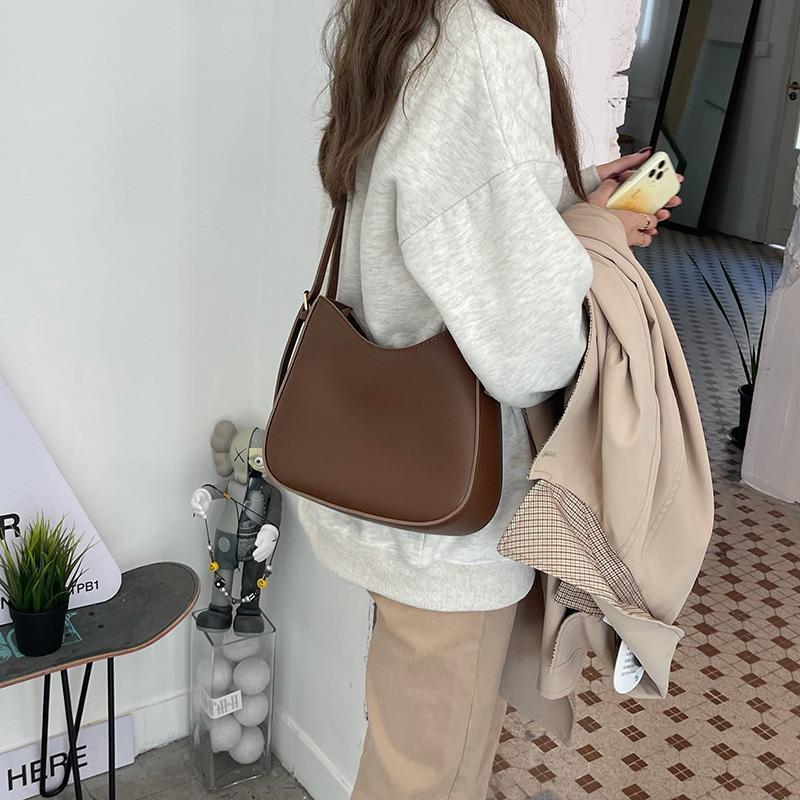 Versatile messenger bag women's new fashionable retro underarm bag niche shoulder saddle bag tide