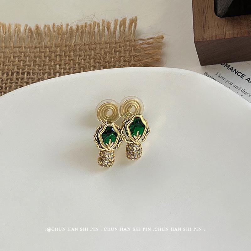 

Cabbage earrings, women s earrings, mosquito coil disc, green zircon, niche design sense, advanced temperament, versatile stud earrings, no earholes.