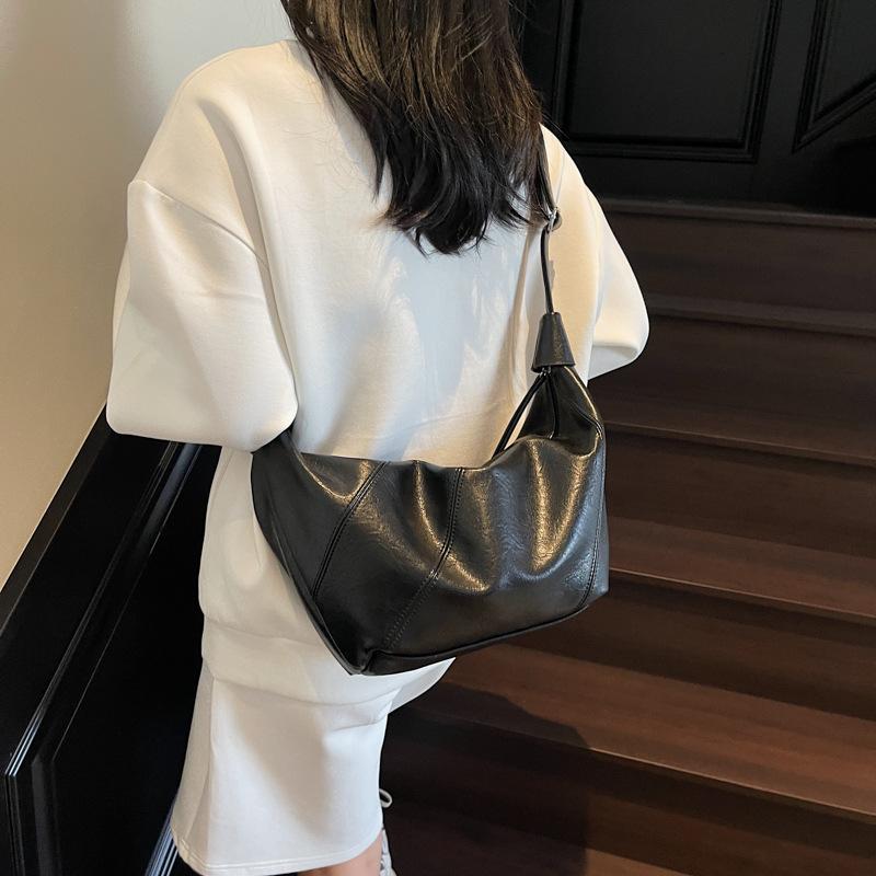 Women's bag solid color dumpling bag 2025 new retro large capacity portable shoulder messenger bag tide