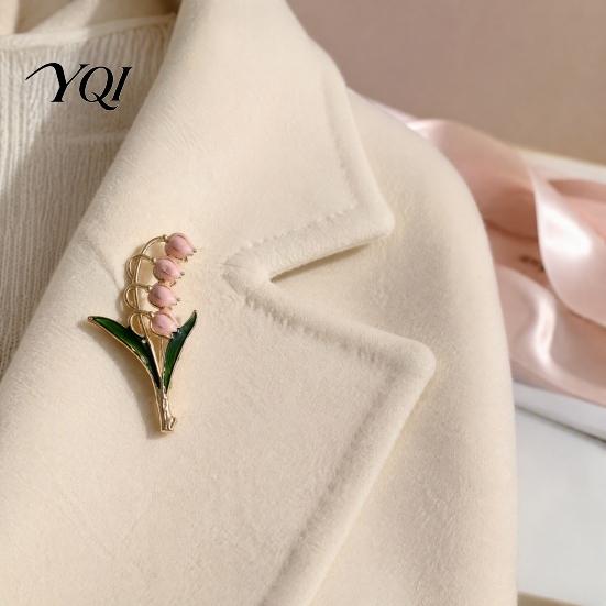 Retro Flower Brooch Pin for Women, Golden Plated Floral Lapel Women Pin, Blossom Badge Jewelry Daily Wear Parties Secure Buckle