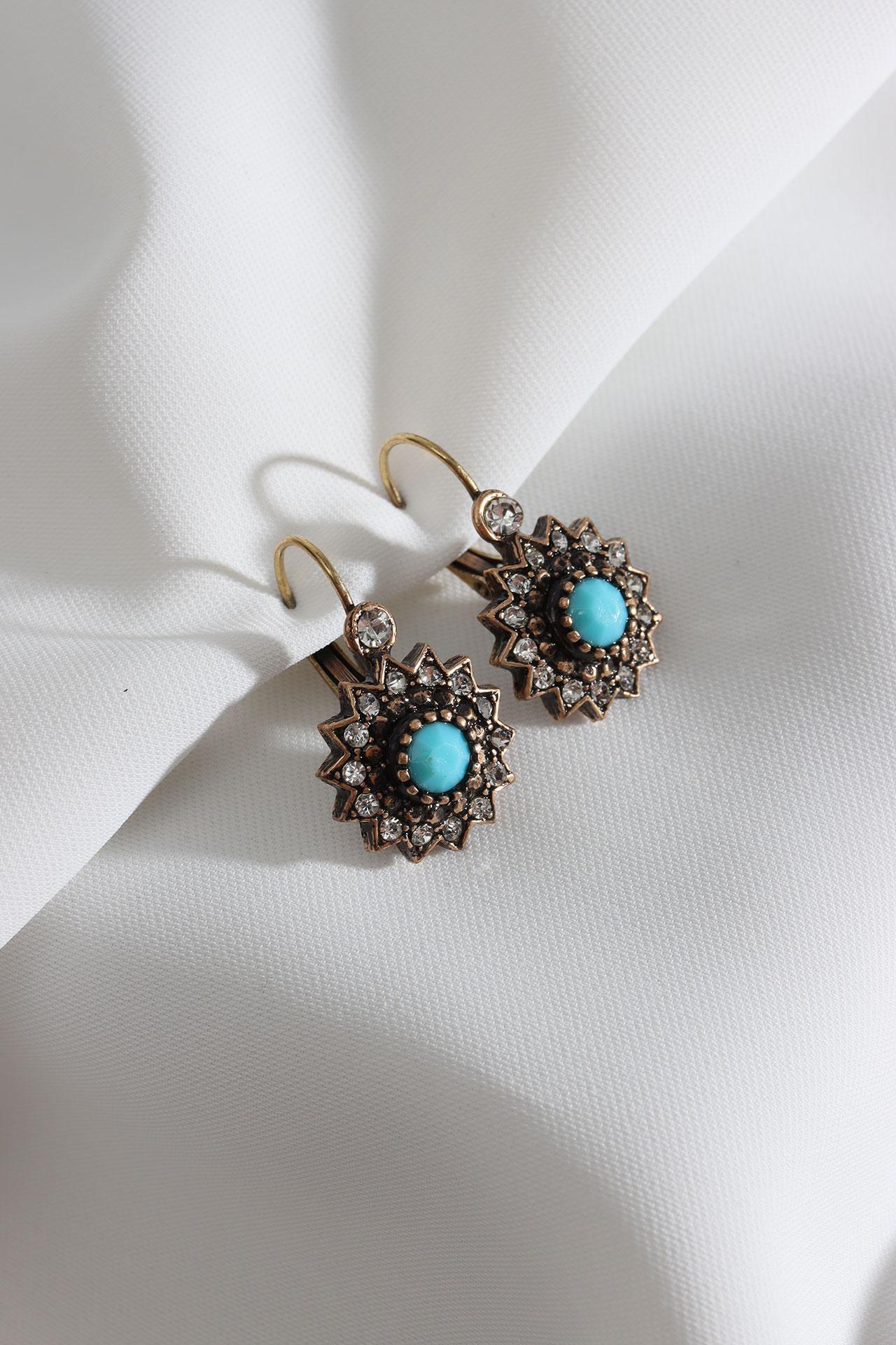 

Настоящие женские серьги с деталями из синего камня