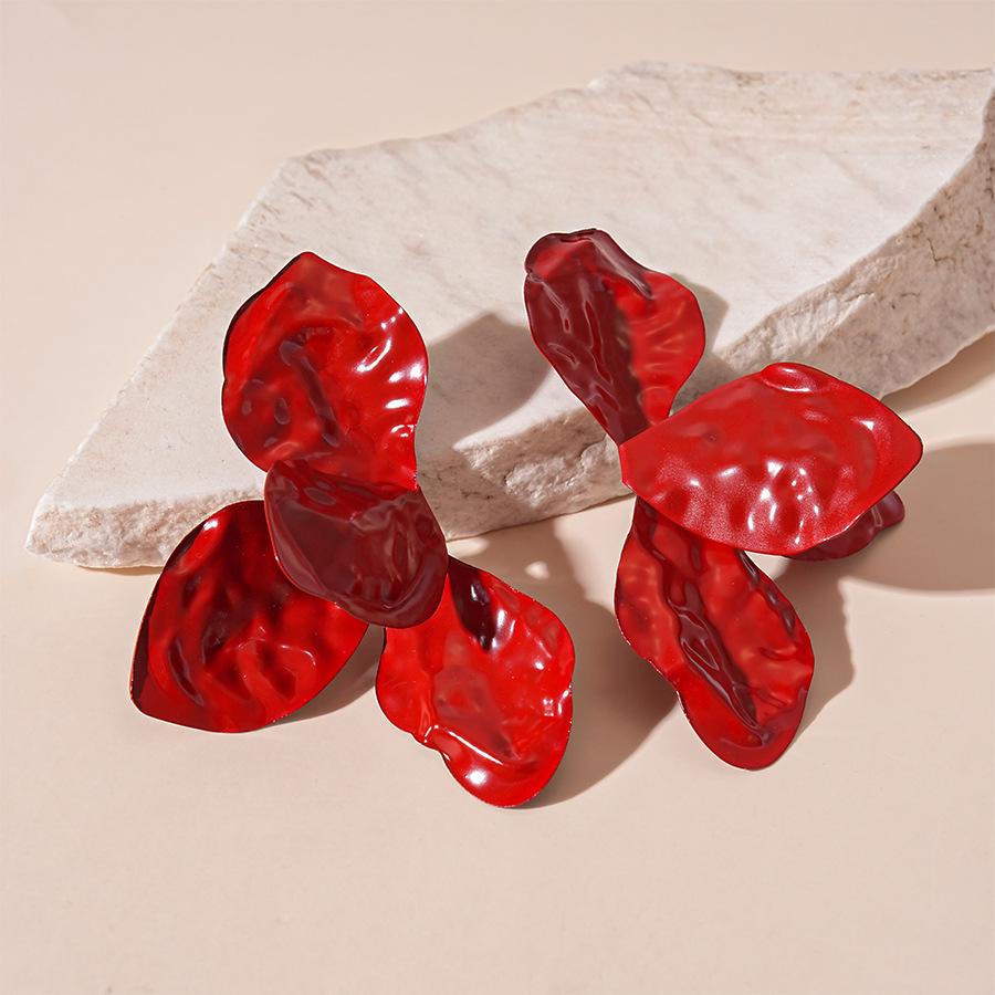 Europejskie i Amerykańskie Kolczyki Sztyfty z Plisowanymi Płatkami Kwiatów - Ekskluzywne, Proste i Eleganckie Damskie Dodatki Modowe