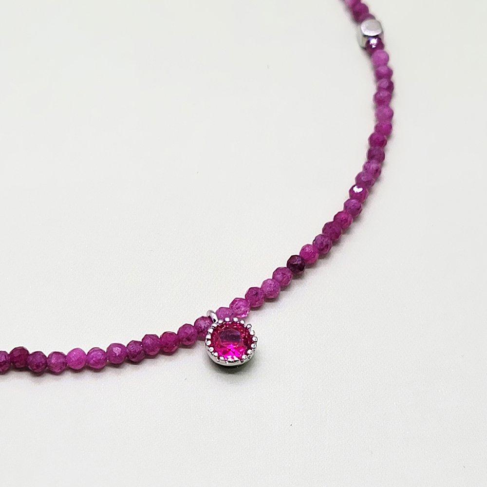 Schlanke rohe Rubin-Halskette