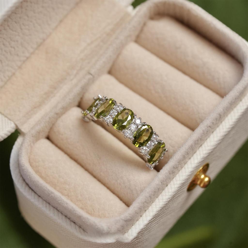 Olive Green Oval Diamond Inlaid Open Ring: Exquisite High-End Commuting Jewelry for Women