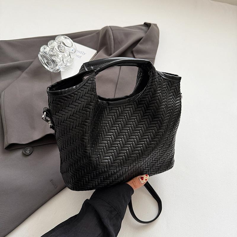 

2025 summer woven women s bags, fashionable niche handbags, new messenger bags, large-capacity exquisite shoulder bags чёрный