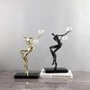 Metallhandwerk Goldener Mann Tanzen Kristallkugel Akrobatische Figur Skulptur Frau Statue Heimdekorationszubehör