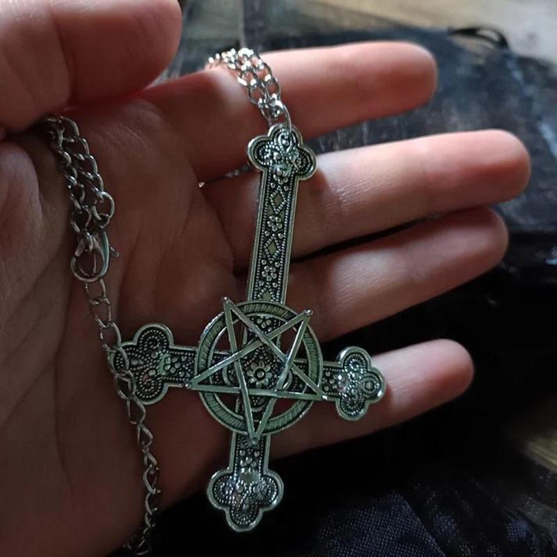 Collana con Croce Invertita Gotica Punk Charme Intagliato Choker Per Donne Uomini Gioielli Pagani Retrò