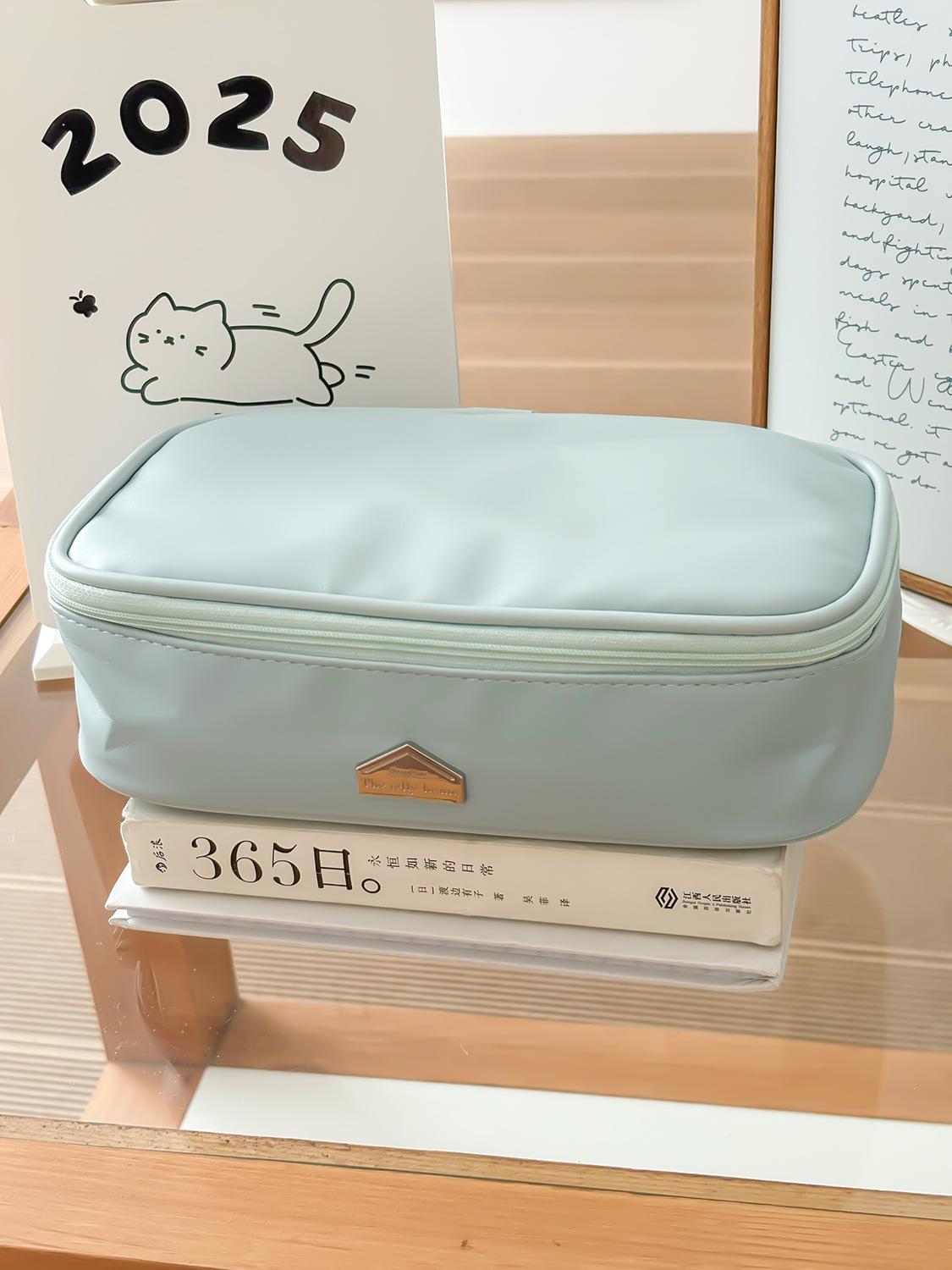 Rectangular new model simple makeup storage bag, high-end travel bag, interior makeup bag, house logo solid color bag. Rectangle