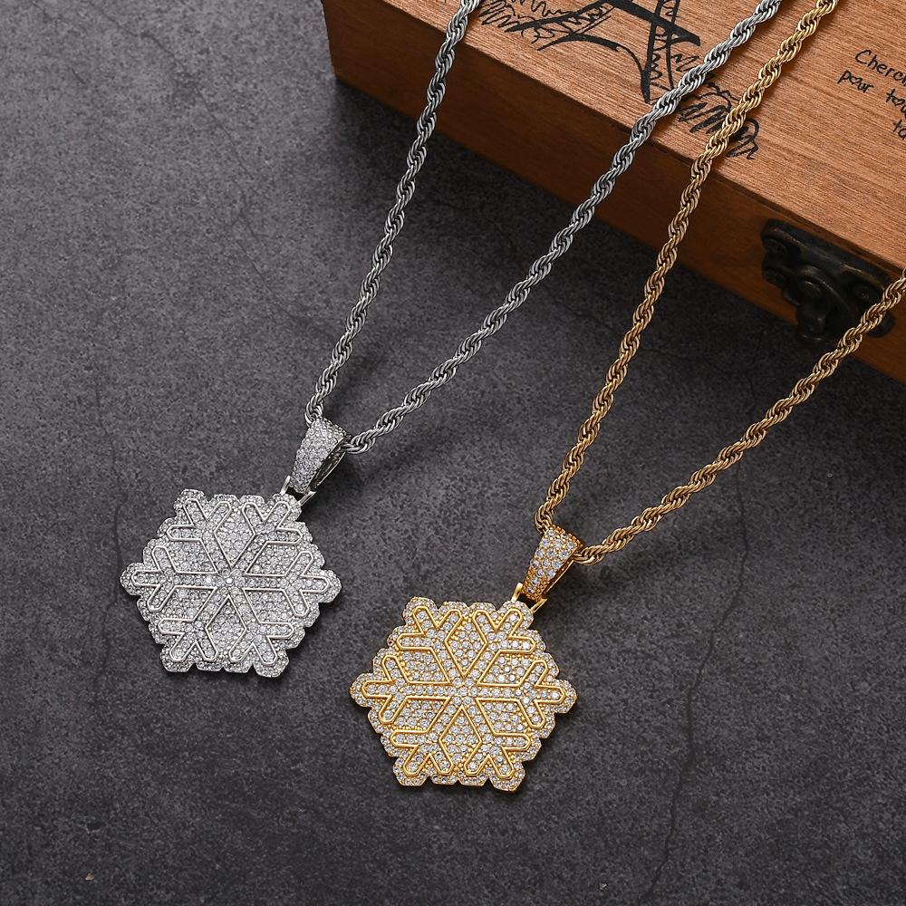 Halskette mit Schneeflocken-Anhänger: Hip-Hop-Schmuck mit Zirkon-Einlage aus Kupfer - Europäischer & Amerikanischer Stil, Weihnachts-Rapper-Accessoires.