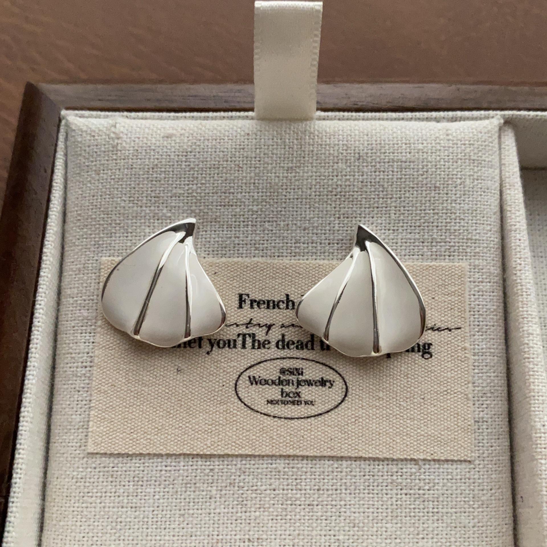 French minimalist milk white enamel stud earrings elegant earrings high-end low-key earrings