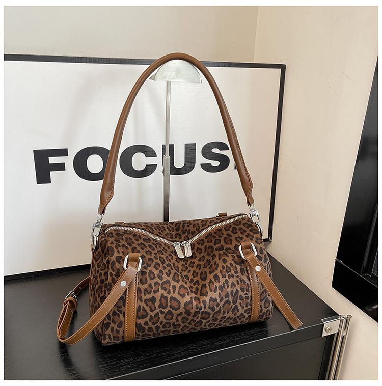 Versatile Single-shoulder Bag with Large Capacity, Retro Commuter Crossbody Bag