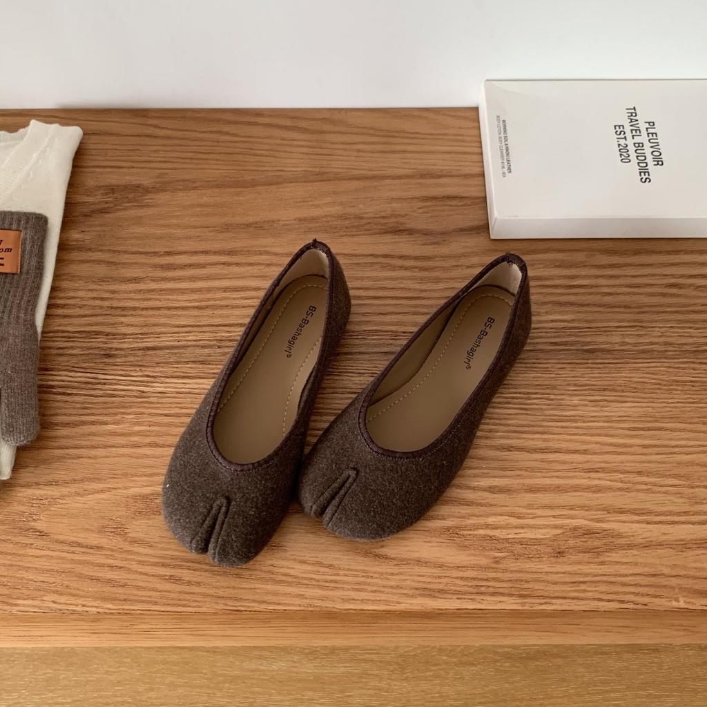 Flat-bottomed split-toed pig's trotters women's shoes 2025 autumn thumb horseshoe beanie shoes retro suede single shoes