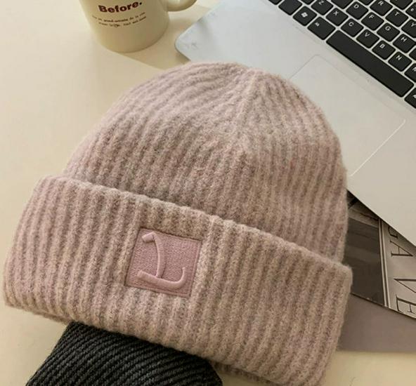 Newcomer Discount: Cozy Autumn/Winter Beanie - Face Slimming, Knitted with Earflaps