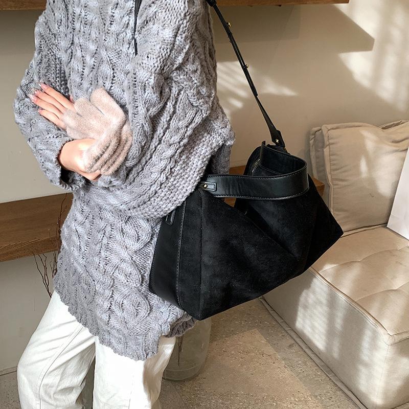 

Brand design faux suede Female Messenger Crossbody bag Wide strap Shoulder Bag for lady handbag big capacity bolsos totes brown чёрный