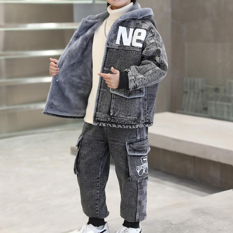Chłopięcy plus aksamitny garnitur zimowy dziecięcy zimowy dżinsowy dwuczęściowy garnitur, duże chłopcy i chłopcy grube ubrania