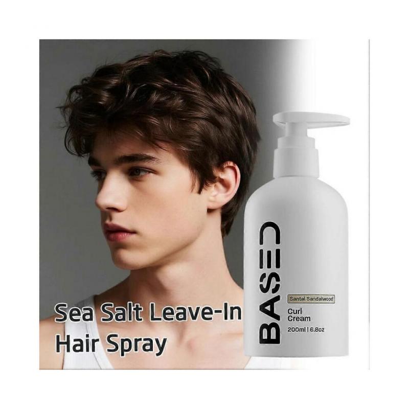 Na bazie sprayu z solą morską i kremu do loków z drzewem sandałowym Santal dla naturalnego lekkiego utrwalenia