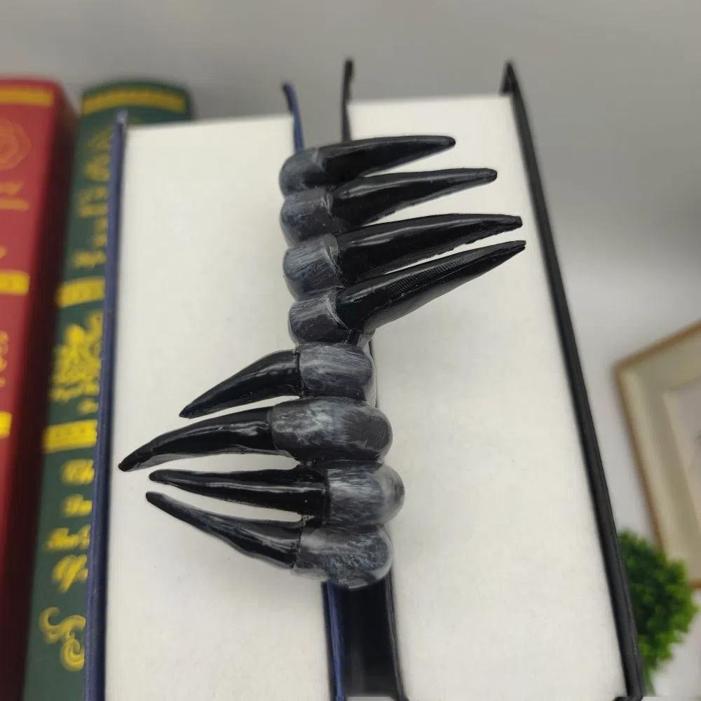 Novelty 3D Creepy Hands Bookmark Thriller Resin Demon Hand Bookmark Claw Small Witch's Hand Bookmark Festival Decor