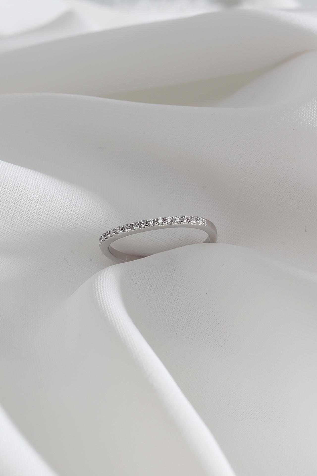 

Кольцо серебряного цвета с камнем цирконом