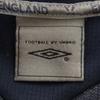 Umbro Nationalmannschaft ENGLAND Fußball Kurzarm Poloshirt L Marineblau Descente Herren Gebraucht